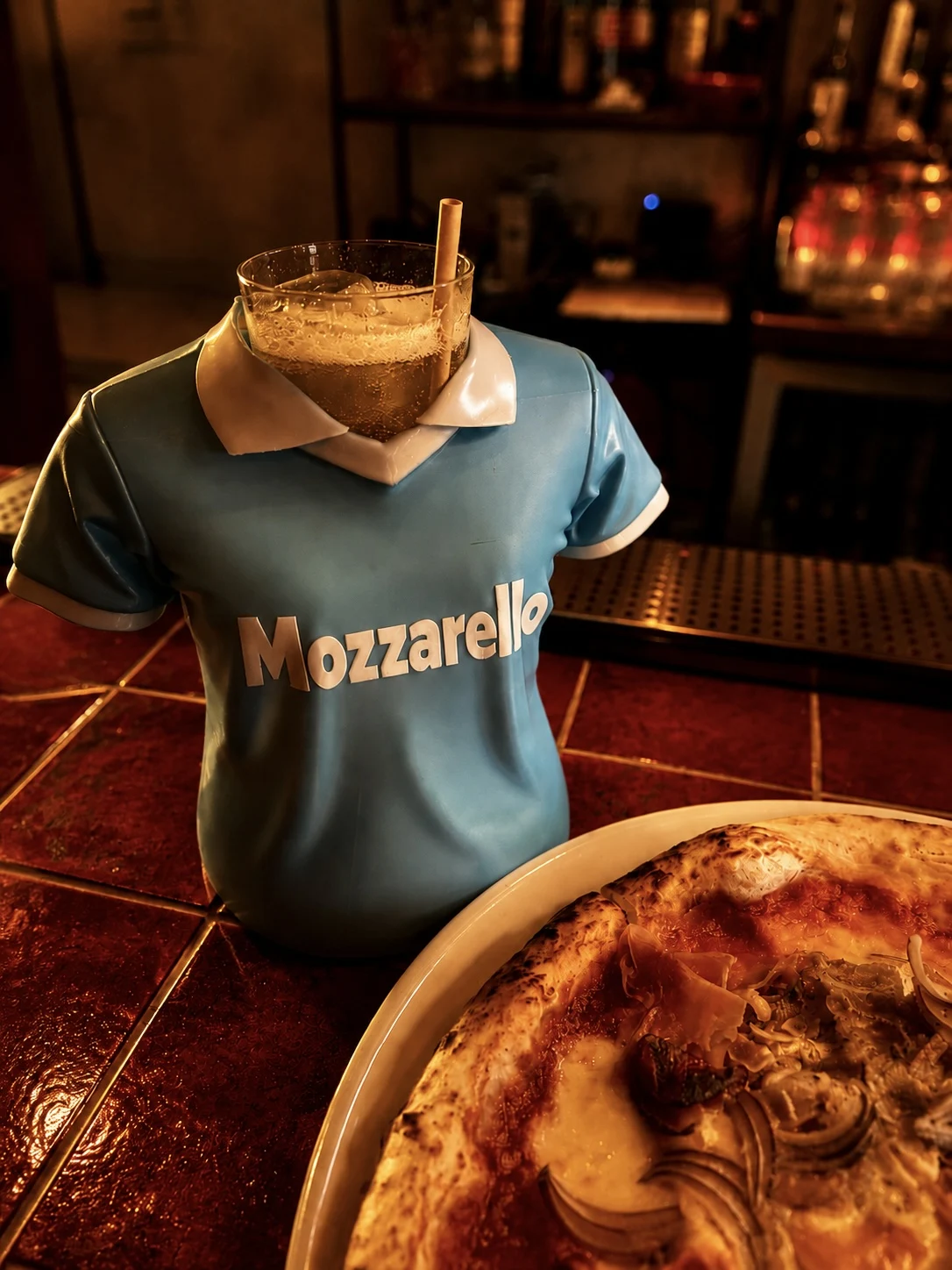 Cóctel en una camiseta azul con la palabra Mozzarella