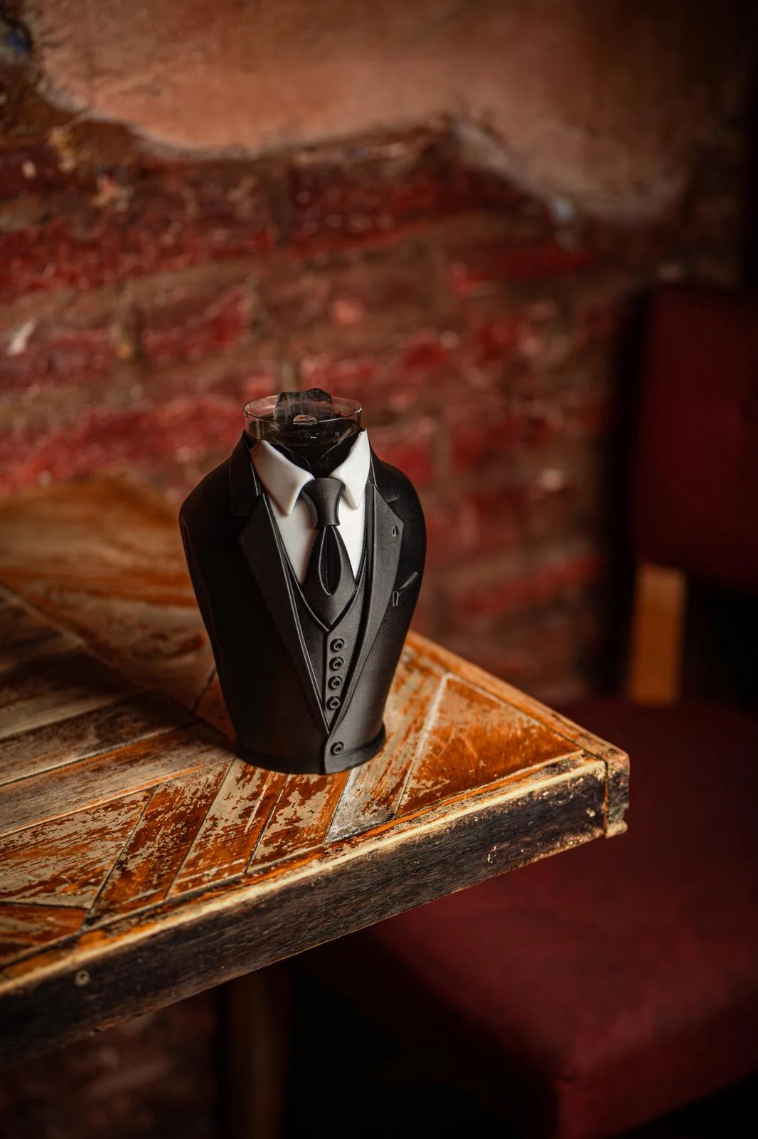 Soporte de cóctel con forma de traje negro