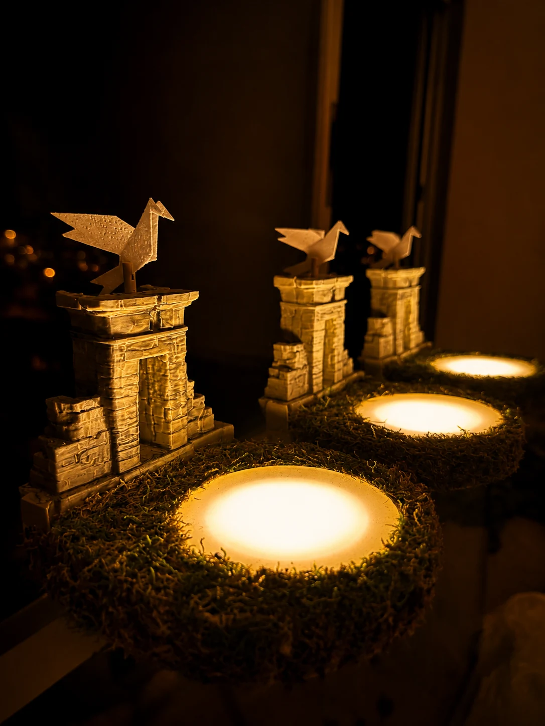 Piezas escenográficas iluminadas con luz cálida